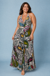 Robe longue imprimée col licou | Porté sur une silhouette plus ronde | Lounelle Paris