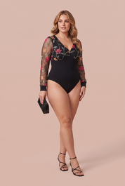 Body noir col V manches brodées | Porté sur une silhouette plus ronde | Lounelle Paris