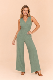 Combinaison verte col V taille smockée | Vue de face | Lounelle Paris