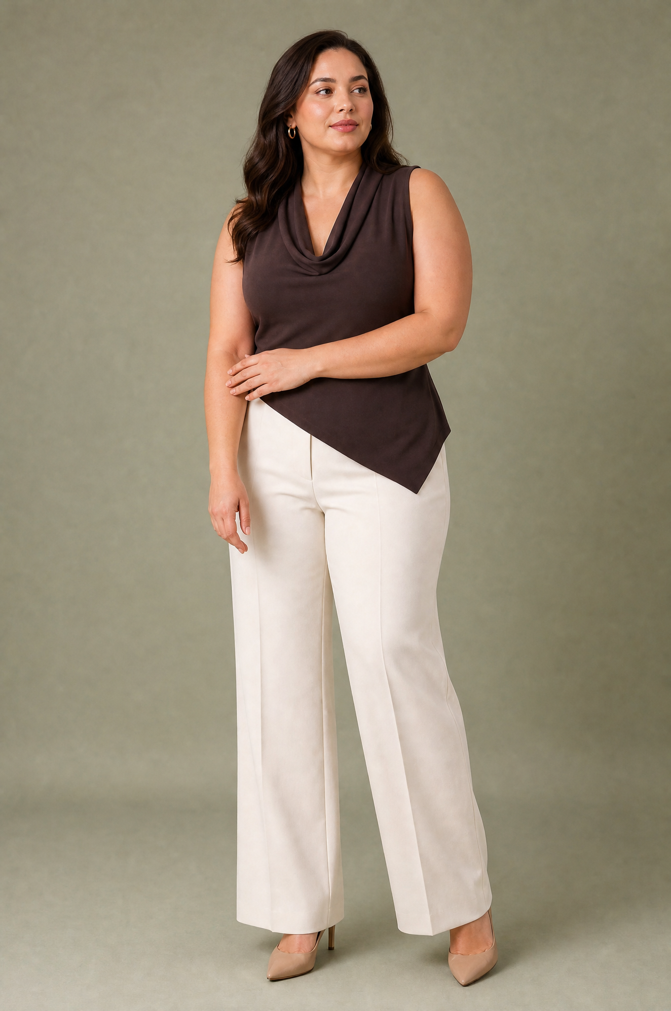 Top marron foncé col drapé | Porté sur une silhouette plus ronde | Lounelle Paris