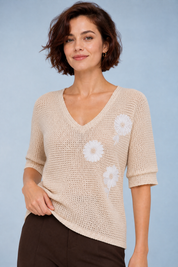 T-shirt beige col V fleurs brodées | Vue rapprochée | Lounelle Paris