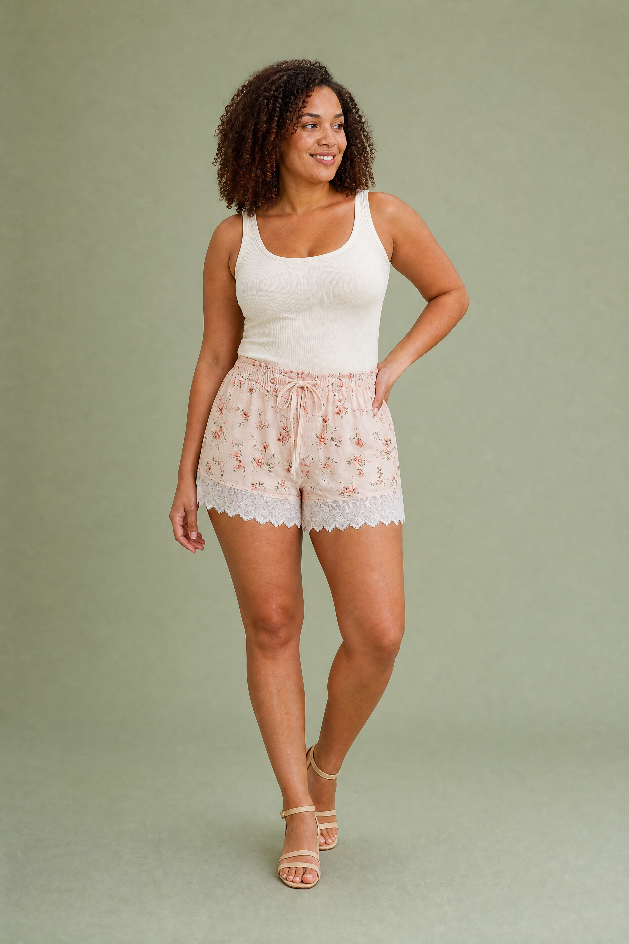 Short rose imprimé floral bordé de dentelle | Porté sur une autre silhouette | Lounelle Paris