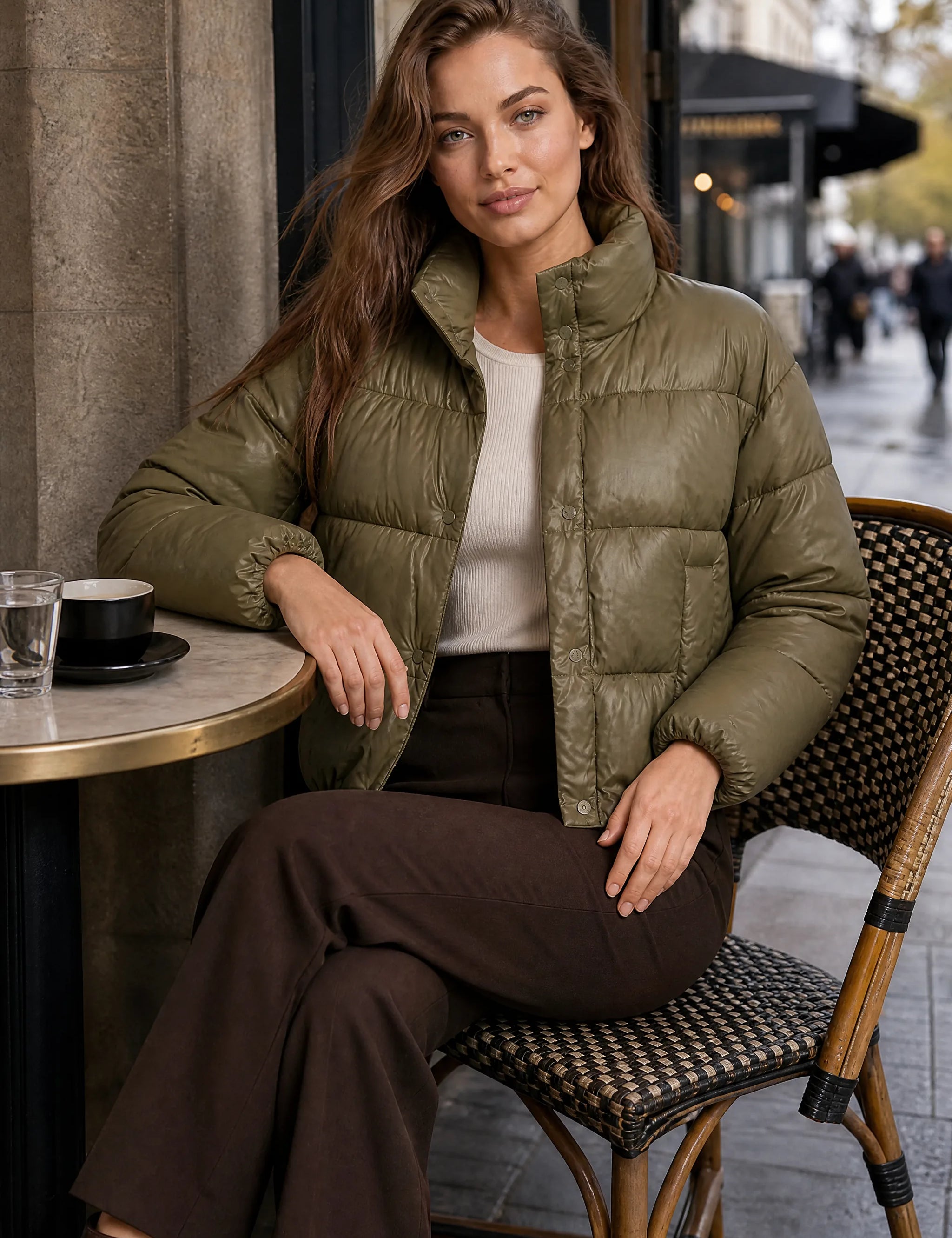 Doudoune olive matelassée col montant | Photo lifestyle | Lounelle Paris