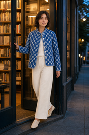 Veste matelassée imprimée col montant | Variante Bleu marine - Lifestyle | Lounelle Paris