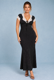 Robe noire à pois bordée de dentelle | Porté sur une silhouette plus ronde | Lounelle Paris