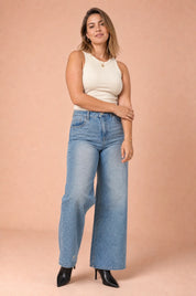 Jean bleu délavé coupe ample | Porté sur une autre silhouette | Lounelle Paris