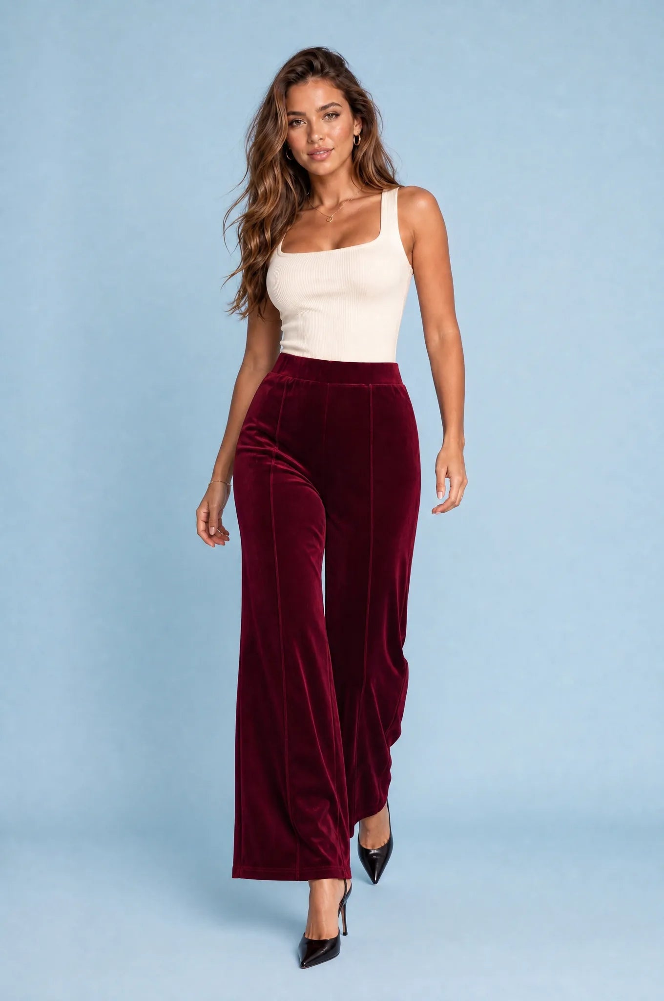 Pantalon large bordeaux taille haute en velours | Vue en mouvement | Lounelle Paris