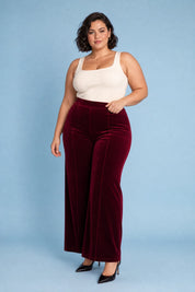 Pantalon large bordeaux taille haute en velours | Porté sur une silhouette plus ronde | Lounelle Paris