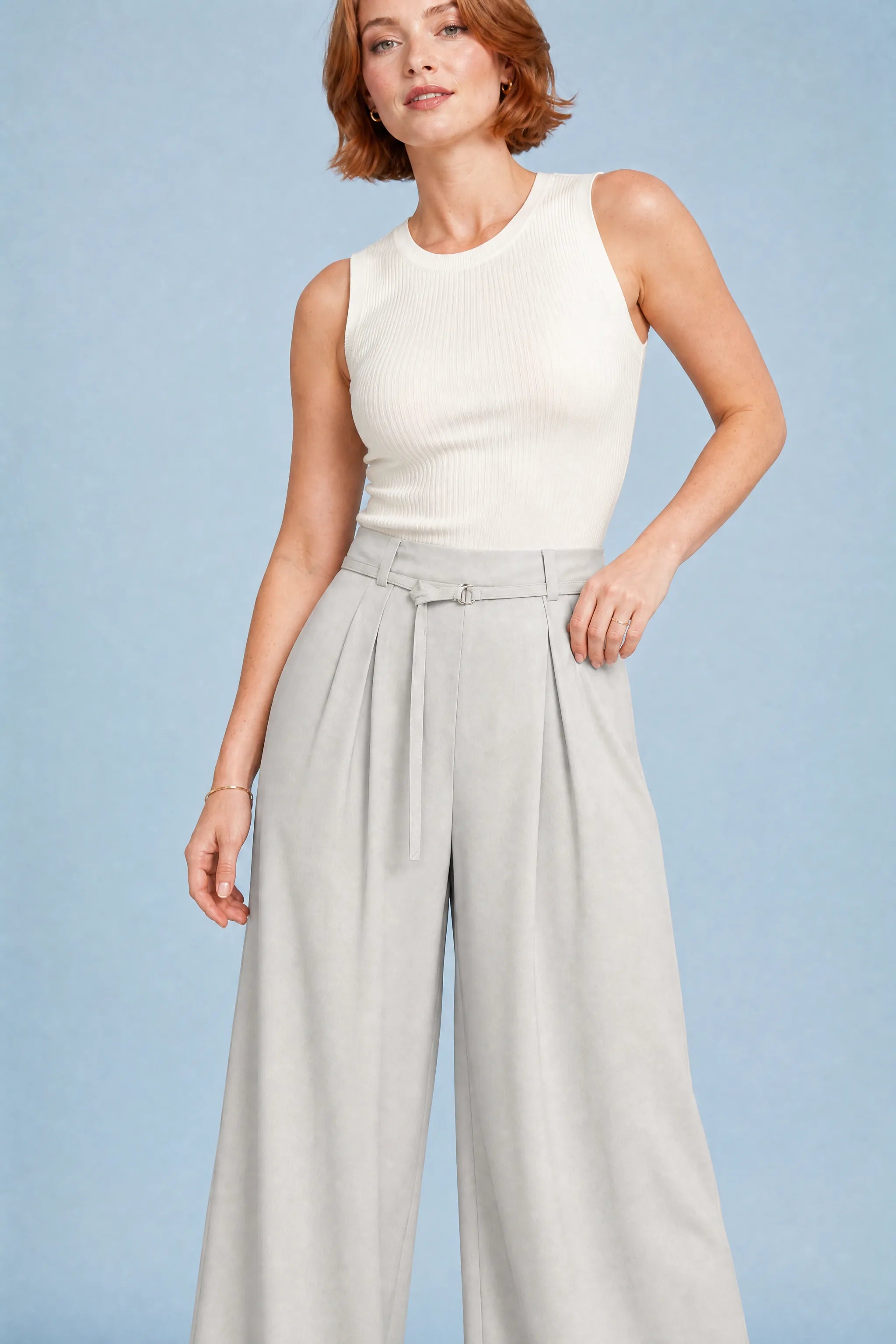 Pantalon large gris clair ceinturé | Vue rapprochée | Lounelle Paris