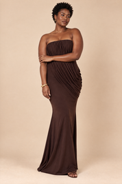 Robe longue marron à col montant et détails volantés | Porté sur une silhouette plus ronde | Lounelle Paris