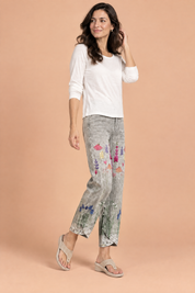 Pantalon gris à imprimé floral et ourlet fendu | Vue de dos | Lounelle Paris