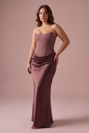 Robe longue corset bordeaux bustier | Porté sur une silhouette plus ronde | Lounelle Paris