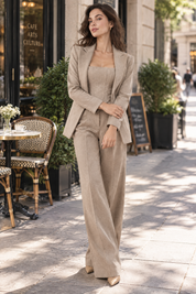 Ensemble tailleur trois pièces kaki à corset | Photo lifestyle | Lounelle Paris