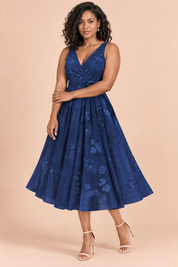 Robe midi fleurie bleu marine à la coupe patineuse | Porté sur une autre silhouette | Lounelle Paris
