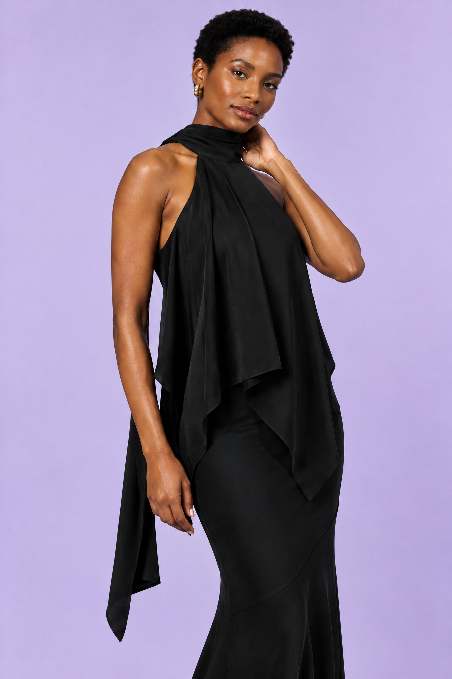 Jupe longue asymétrique noire à imprimé floral en satin mat | Vue rapprochée | Lounelle Paris