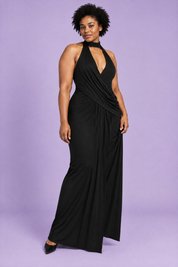 Robe longue noire à encolure bateau, dos nu et manches cape | Porté sur une silhouette plus ronde | Lounelle Paris