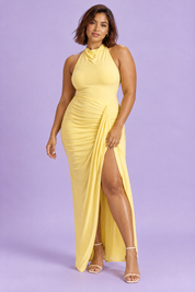 Robe longue jaune moulante à encolure américaine, dos nu et fente latérale | Porté sur une silhouette plus ronde | Lounelle Paris