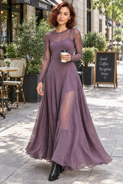 Robe longue violette à empiècements en mesh | Photo lifestyle | Lounelle Paris