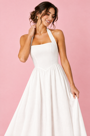 Robe midi patineuse blanche à encolure américaine | Vue rapprochée | Lounelle Paris