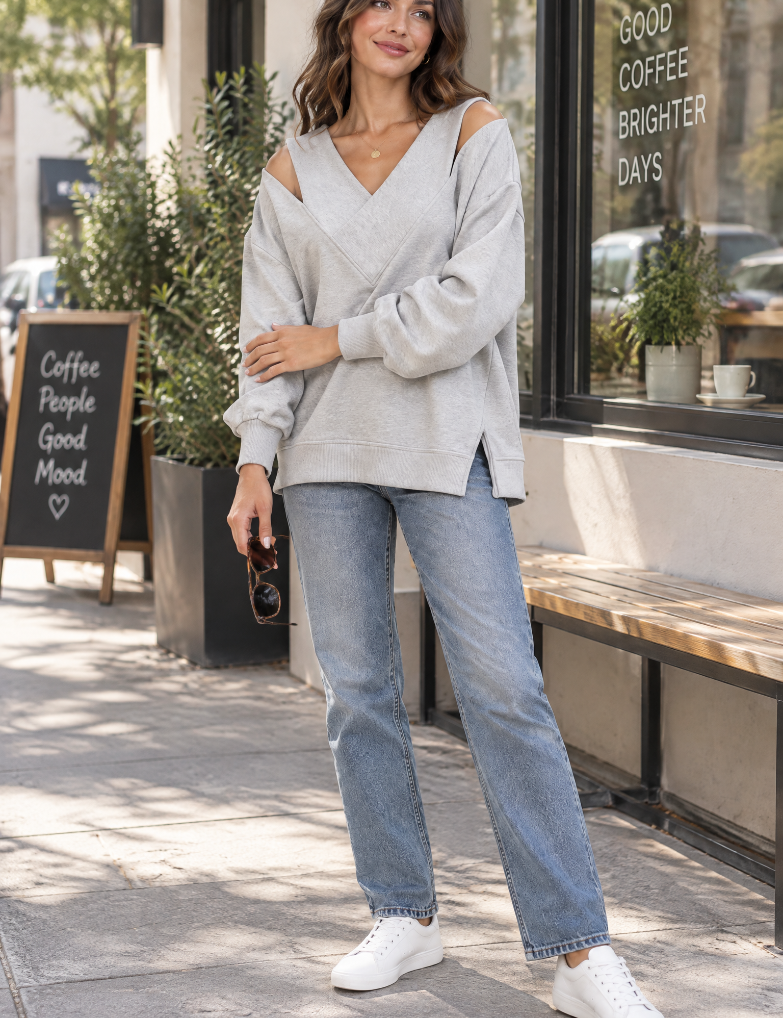 Top gris à épaules dénudées et col V | Photo lifestyle | Lounelle Paris