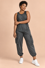 Ensemble deux pièces fluide avec débardeur et pantalon – gris foncé | Porté sur une autre silhouette | Lounelle Paris