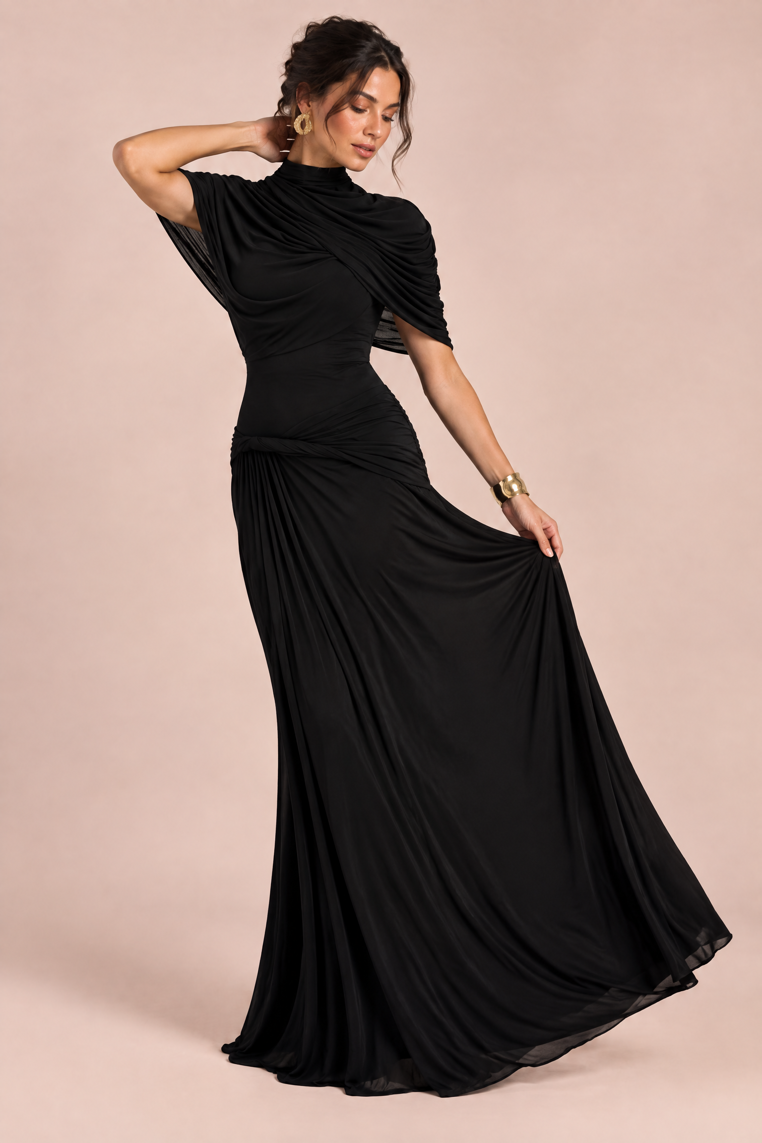 Robe longue noire à col montant et manches courtes façon cape | Vue en mouvement | Lounelle Paris