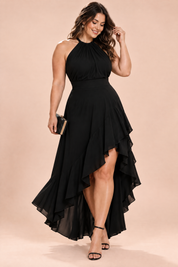 Robe noire à volants asymétriques et encolure dos nu | Porté sur une autre silhouette | Lounelle Paris