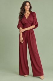 Combinaison pantalon bordeaux à col V et jambes larges | Vue de face | Lounelle Paris