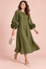 Robe midi vert olive coupe trapèze à manches bouffantes | Vue en mouvement | Lounelle Paris