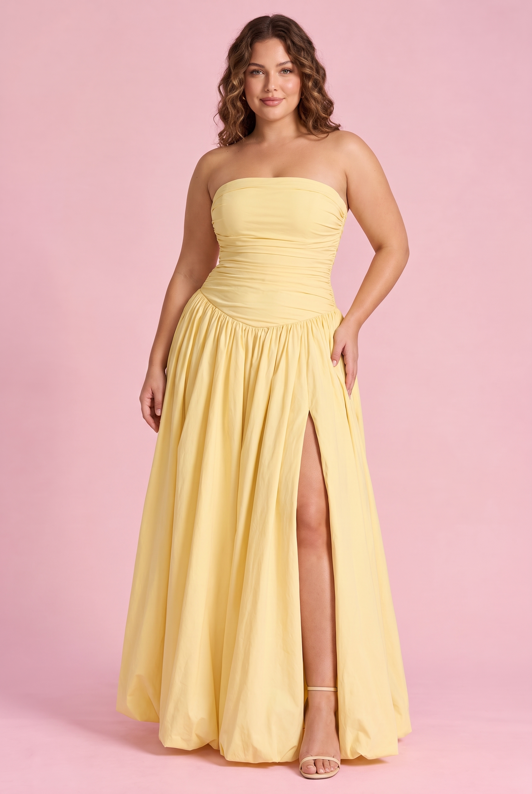 Robe longue jaune froncée sans bretelles | Porté sur une silhouette plus ronde | Lounelle Paris
