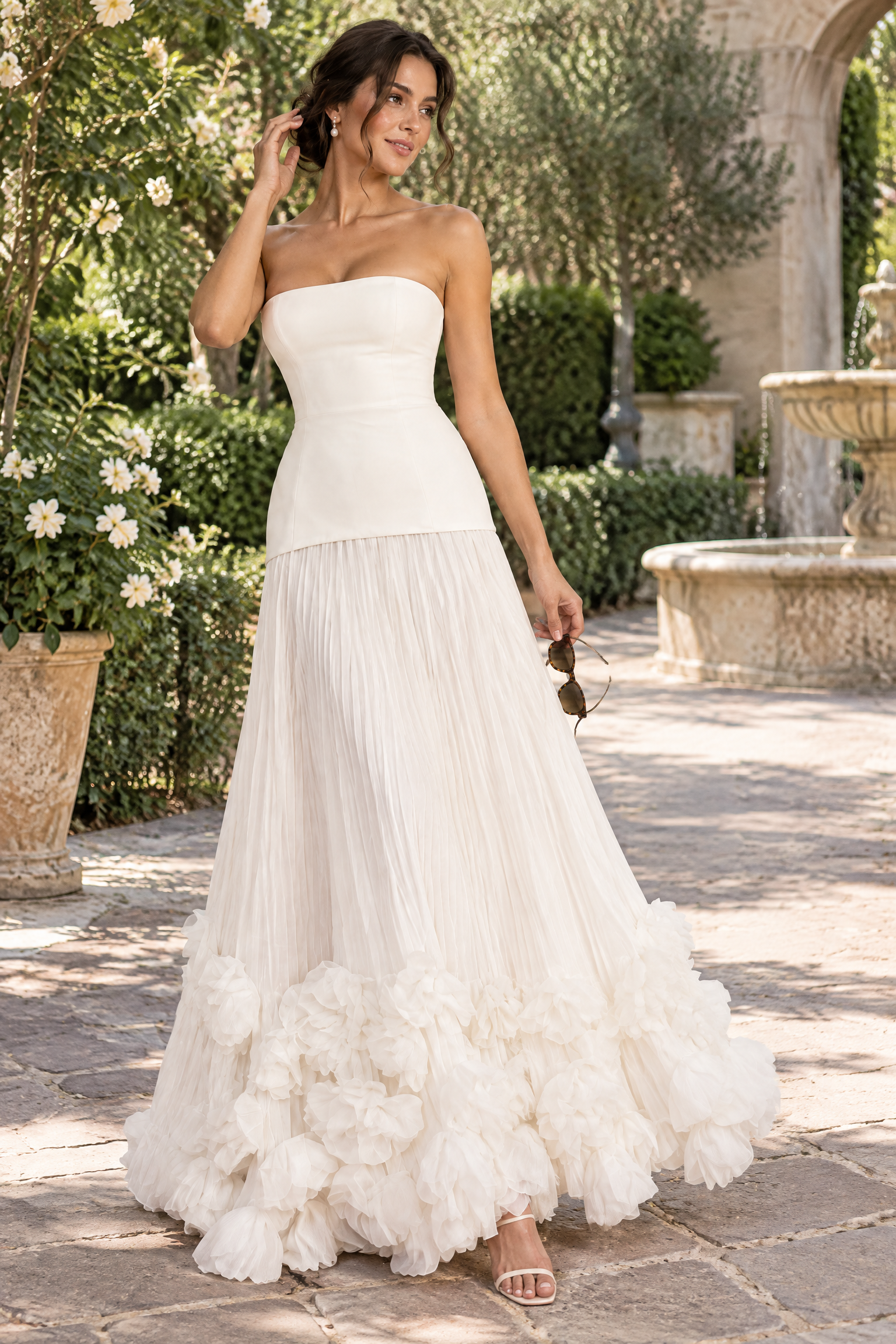 Robe longue bustier plissée blanche | Photo lifestyle | Lounelle Paris