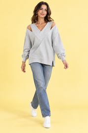 Top gris à épaules dénudées et col V | Vue en mouvement | Lounelle Paris