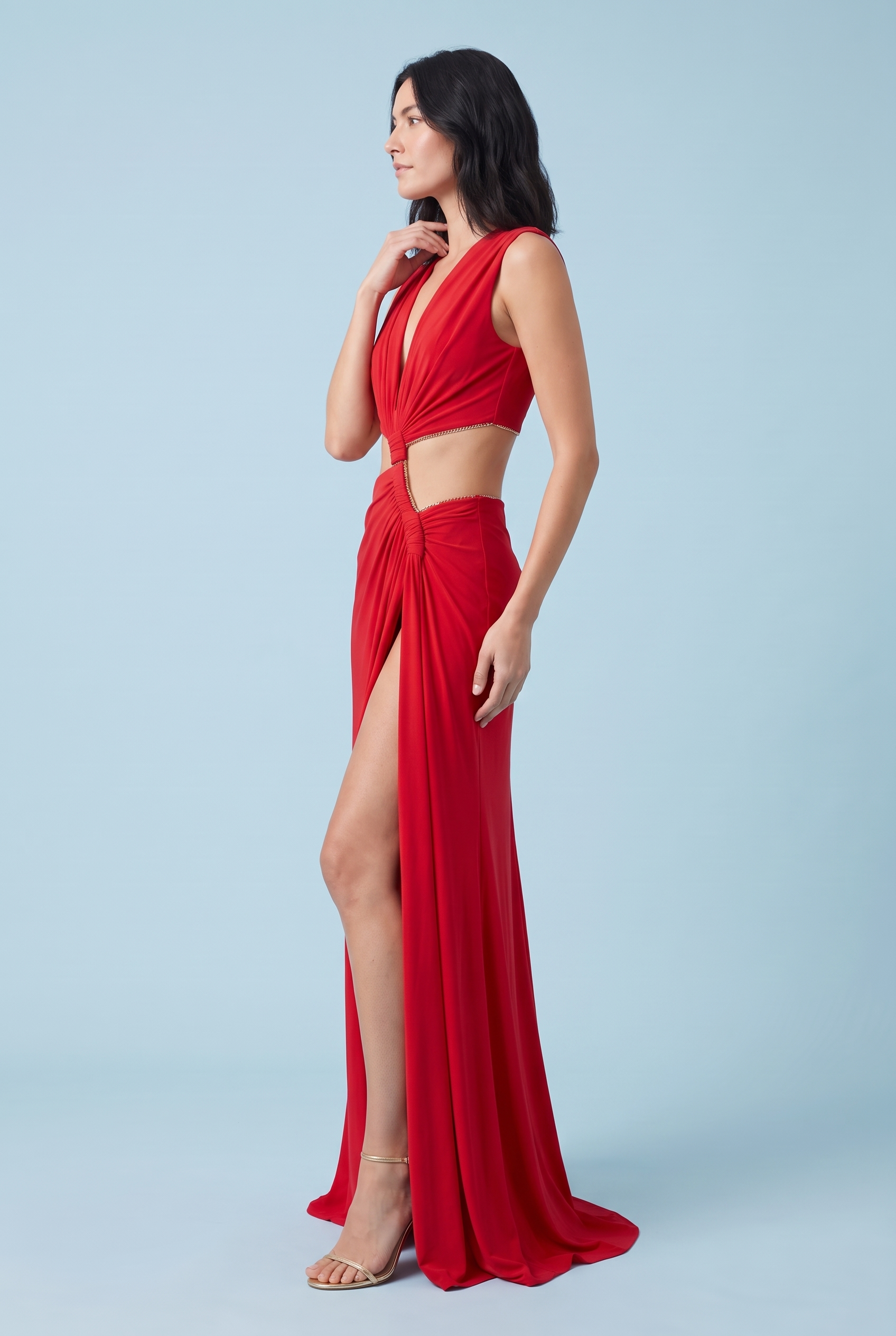 Robe longue rouge à encolure asymétrique, découpes à la taille et détails dorés | Vue de dos | Lounelle Paris