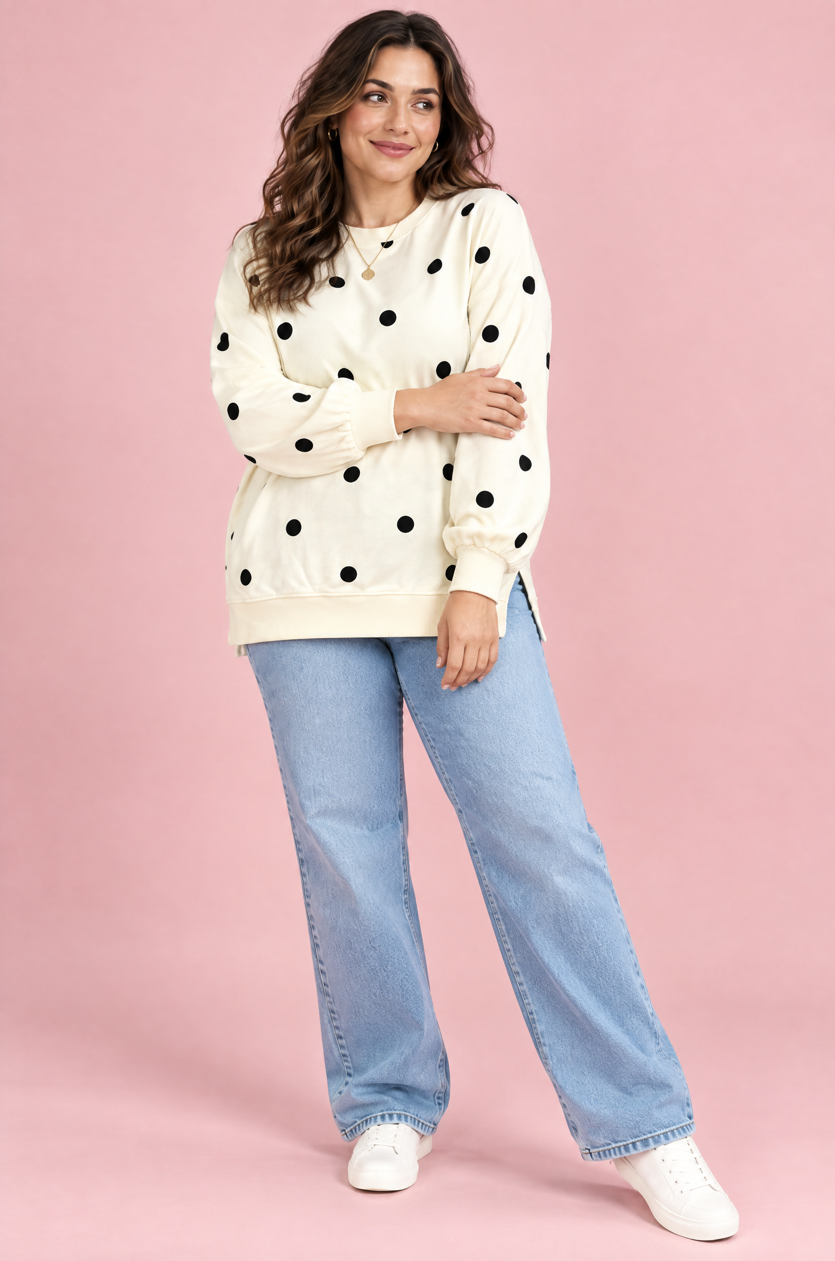 Sweat-shirt oversize écru à pois | Porté sur une silhouette plus ronde | Lounelle Paris