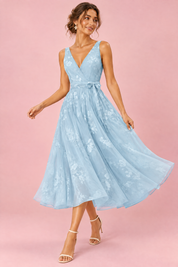 Robe midi fleurie bleu ciel à la coupe patineuse | Vue en mouvement | Lounelle Paris