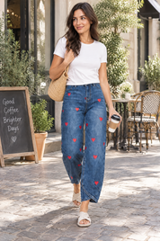 Pantalon bleu à imprimé floral et ourlet fendu | Photo lifestyle | Lounelle Paris