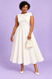 Robe midi blanche à encolure asymétrique et manche à nœud | Porté sur une silhouette plus ronde | Lounelle Paris