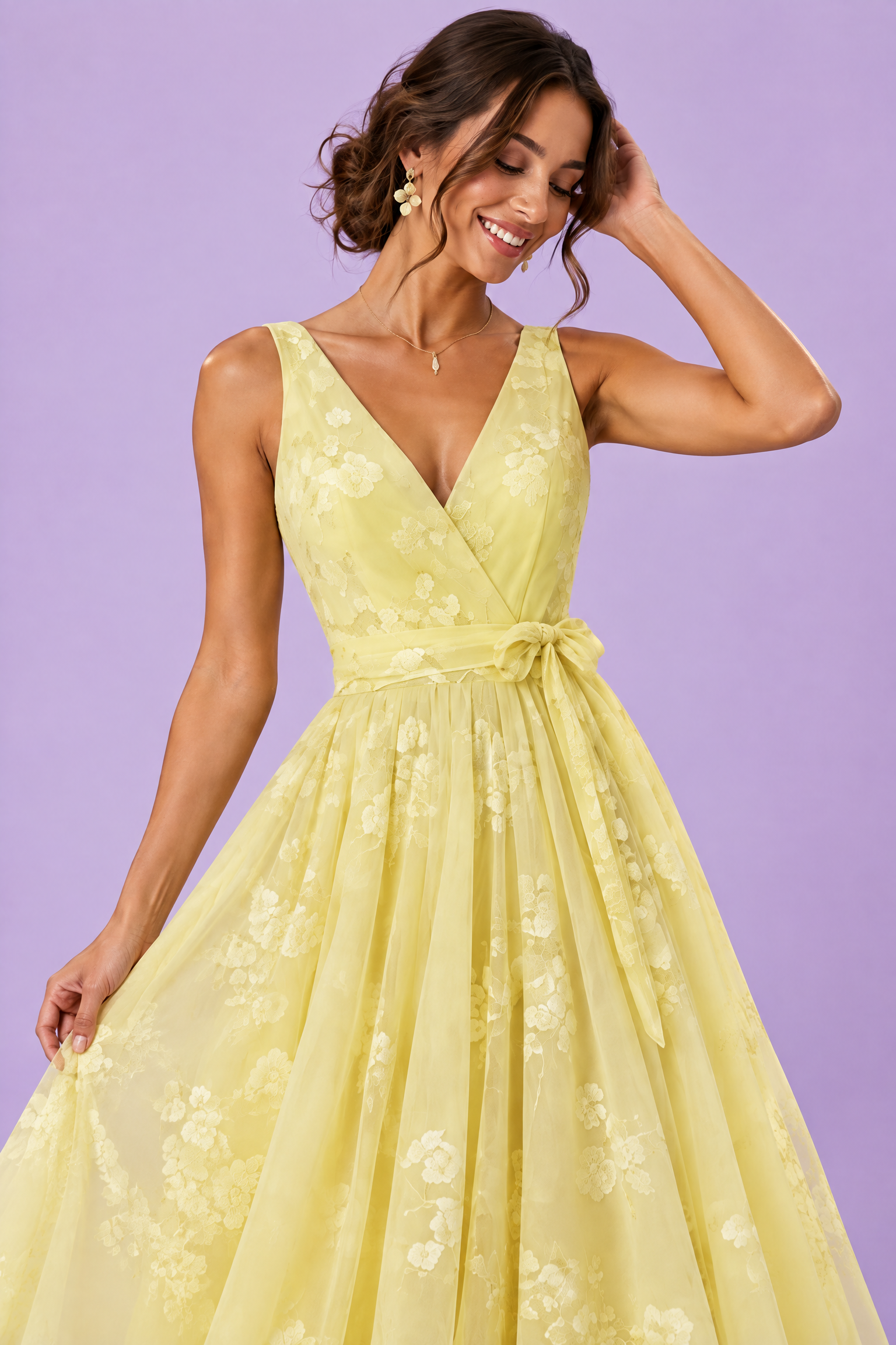 Robe midi fleurie jaune à la coupe patineuse | Vue rapprochée | Lounelle Paris