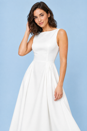 Robe blanche à encolure bateau et coupe trapèze | Vue rapprochée | Lounelle Paris
