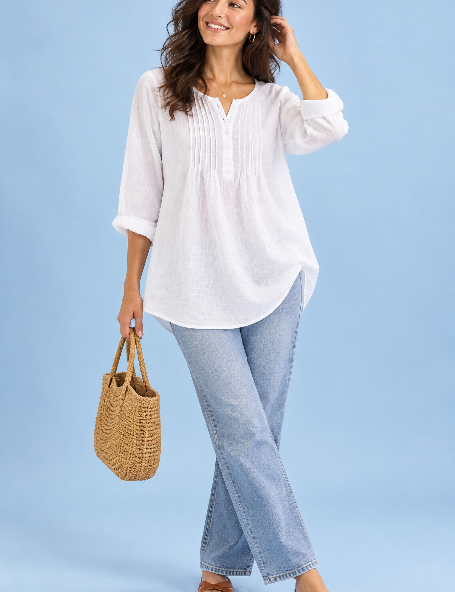 Blouse blanche en coton à col rond et patte de boutonnage plissée | Vue de face | Lounelle Paris
