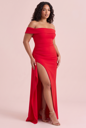 Robe longue rouge à encolure Bardot, drapée et fendue | Porté sur une autre silhouette | Lounelle Paris