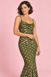 Robe longue sirène vert olive à pois et encolure drapée | Vue rapprochée | Lounelle Paris