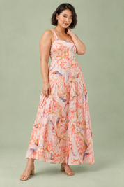 Robe midi rose à imprimé porcelaine et encolure carrée | Porté sur une silhouette plus ronde | Lounelle Paris