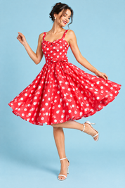 Robe midi rouge vif à pois et encolure carrée | Vue en mouvement | Lounelle Paris