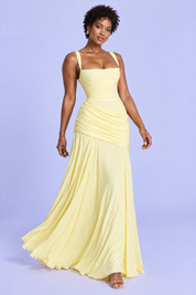 Robe longue jaune clair froncée à encolure carrée et coupe évasée | Vue en mouvement | Lounelle Paris