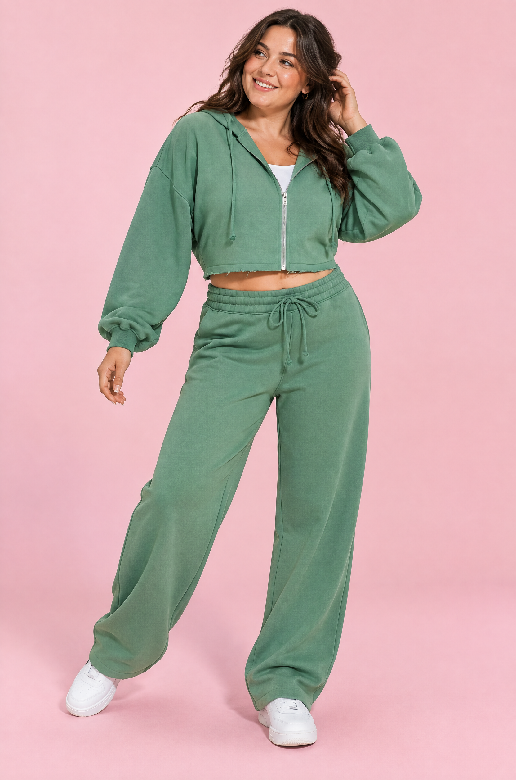 Ensemble vert sauge avec sweat zippé court | Porté sur une silhouette plus ronde | Lounelle Paris