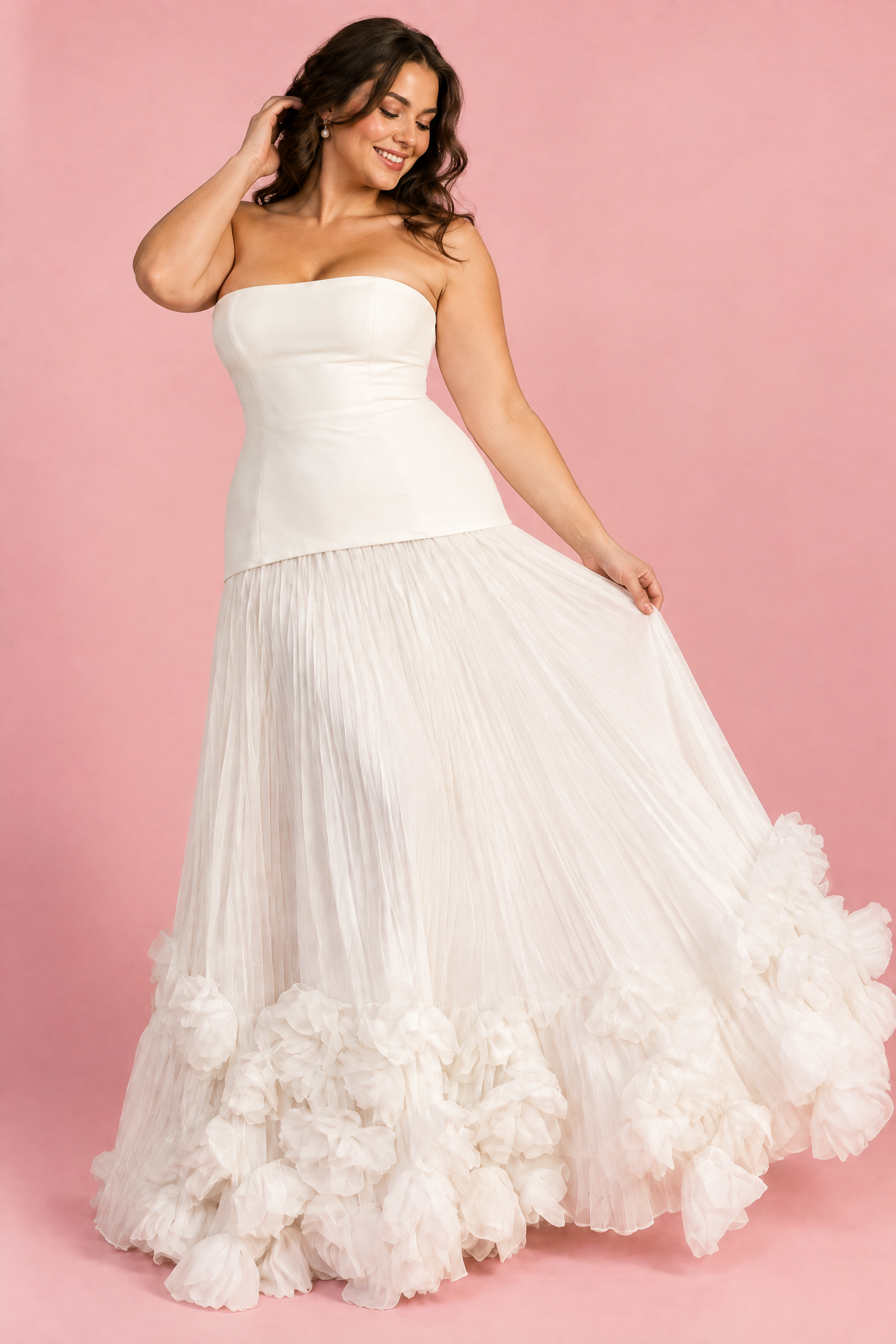 Robe longue bustier plissée blanche | Porté sur une silhouette plus ronde | Lounelle Paris