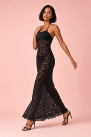 Robe longue noire en dentelle à bandeau avec détail foulard | Vue en mouvement | Lounelle Paris