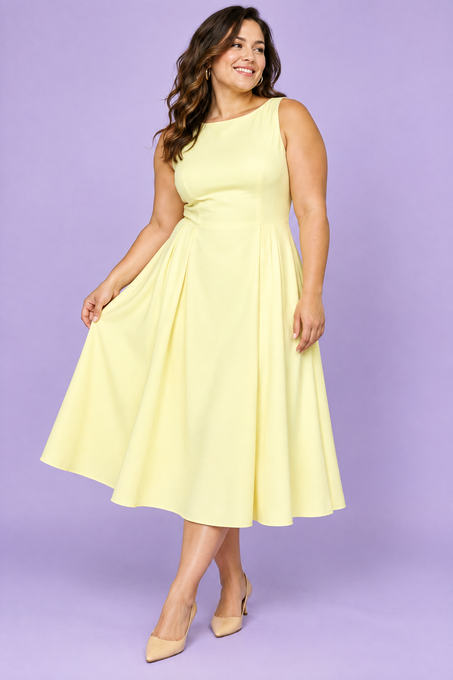 Robe jaune clair à encolure bateau et coupe trapèze | Porté sur une silhouette plus ronde | Lounelle Paris