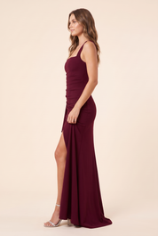 Robe longue bordeaux à encolure carrée, dos plongeant et fente latérale sur la cuisse | Vue de dos | Lounelle Paris